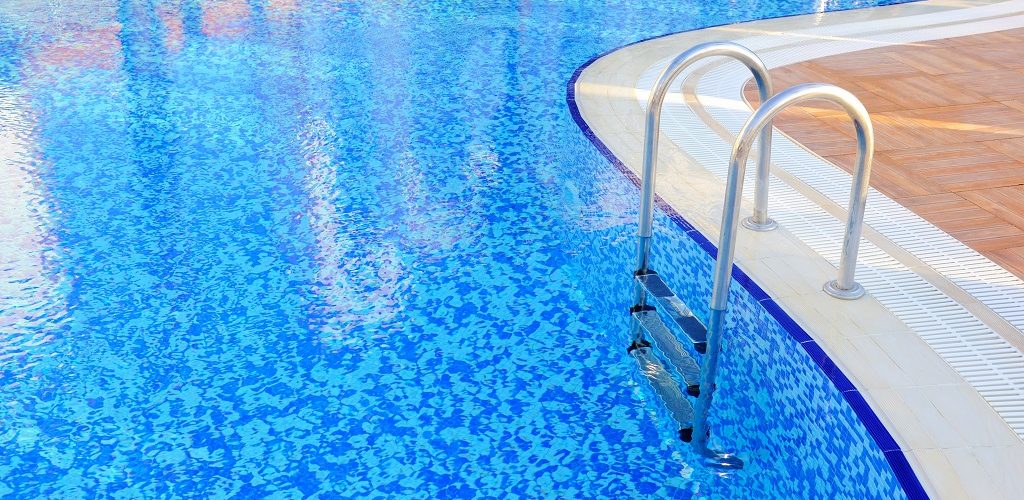 como reduzir ou elevar o pH da água da piscina - hth