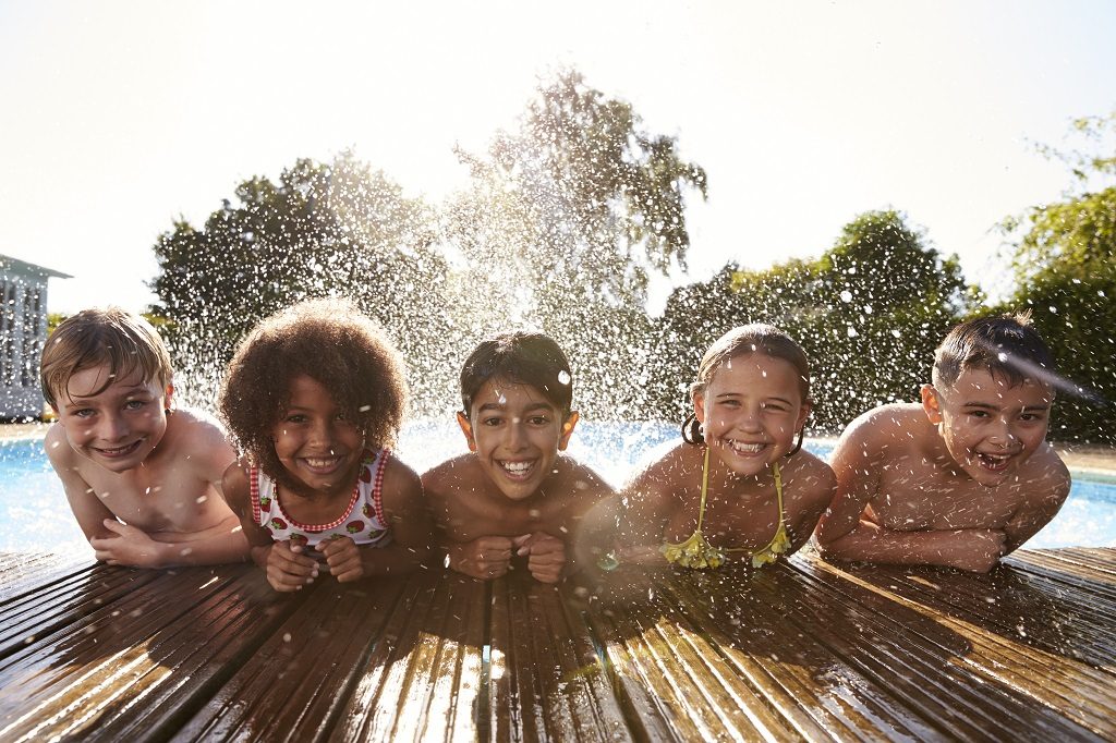 crianças na piscina durante o verão - hth