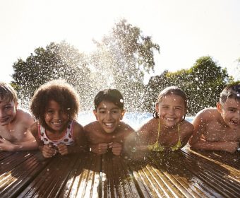 crianças na piscina durante o verão - hth