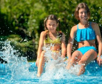 Água da piscina limpa e pronta para uso HTH