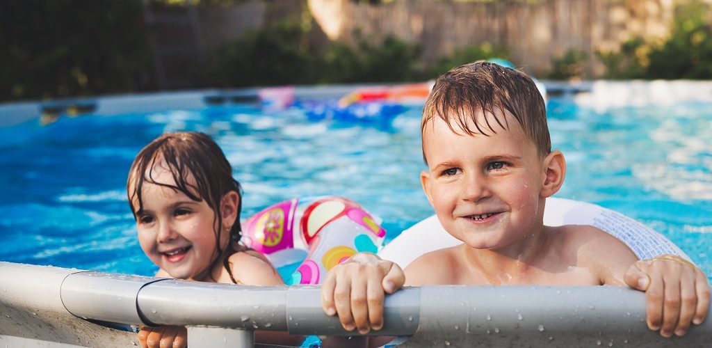 Piscinas de plástico também precisam de limpeza