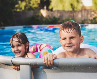 Piscinas de plástico também precisam de limpeza