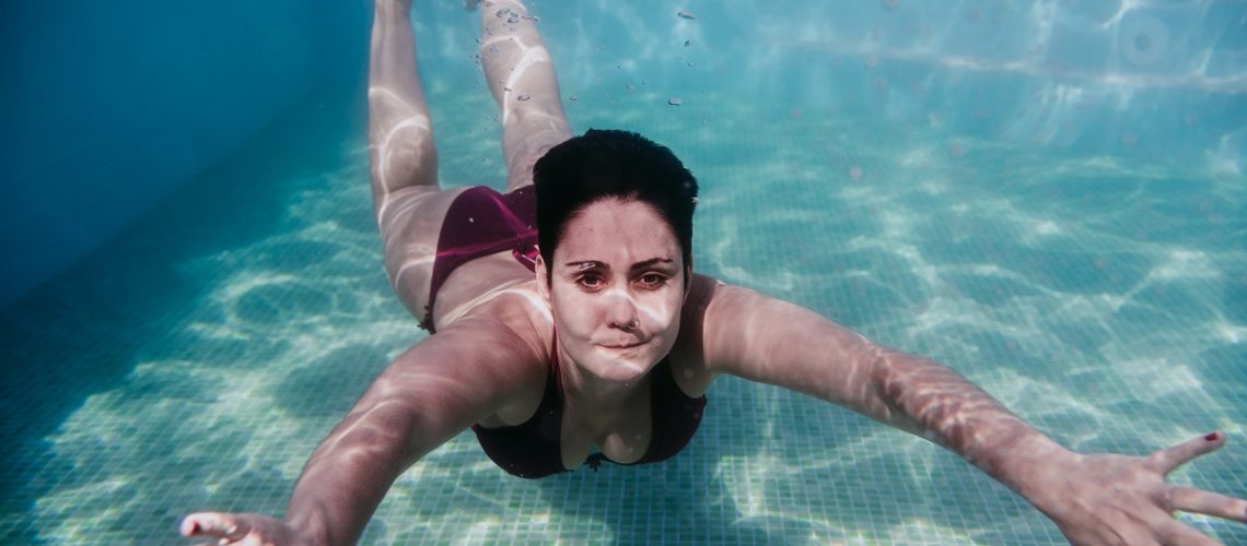 Olho vermelho na piscina