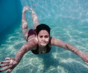 Olho vermelho na piscina