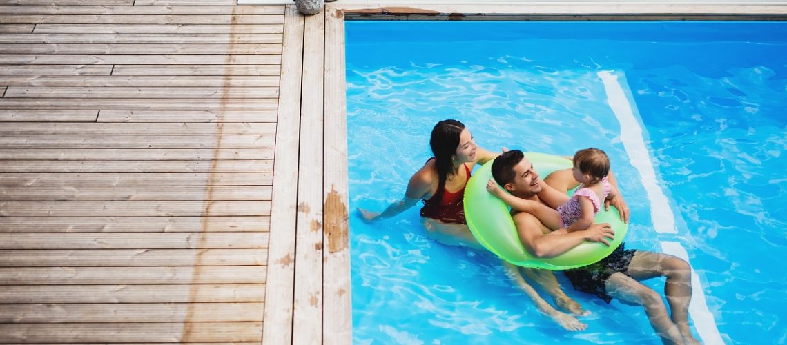 Familia feliz na piscina