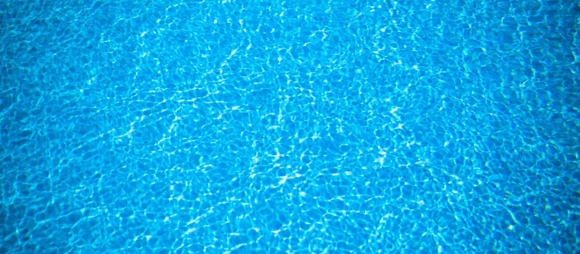 Como tratar a piscina com cloro granulado