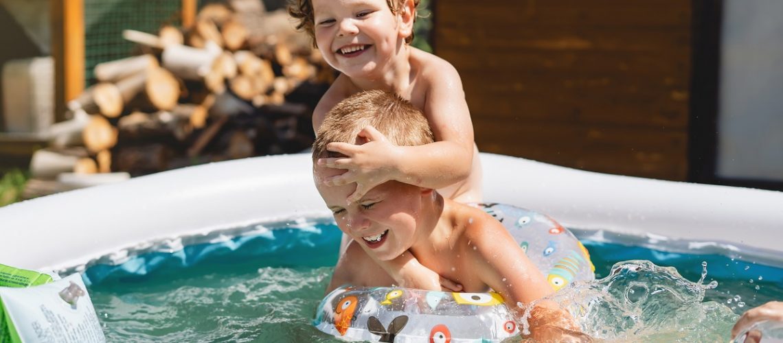 Crianças felizes na piscina