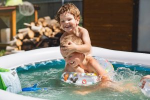 Crianças felizes na piscina