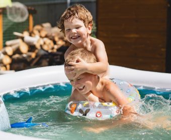 Crianças felizes na piscina