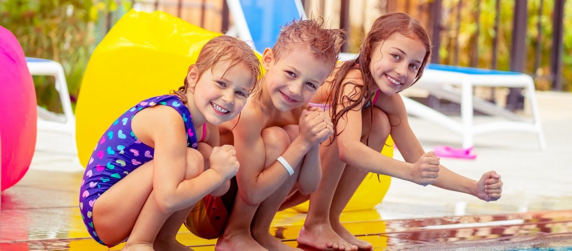 crianças na piscina no verão