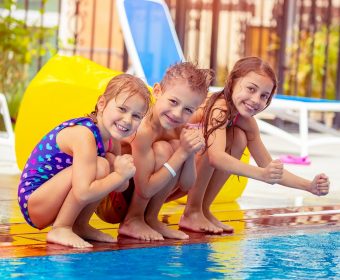 crianças na piscina no verão