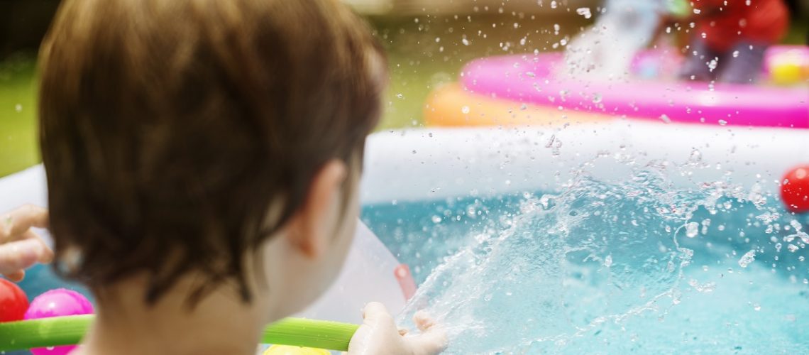 como limpar piscina de plástico