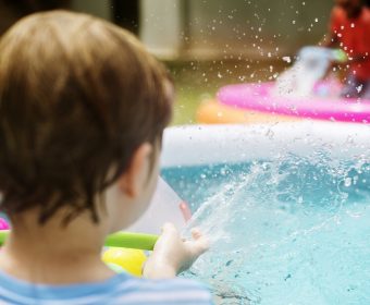 como limpar piscina de plástico