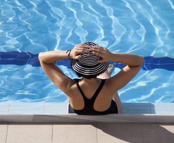 Cabelo verde na piscina